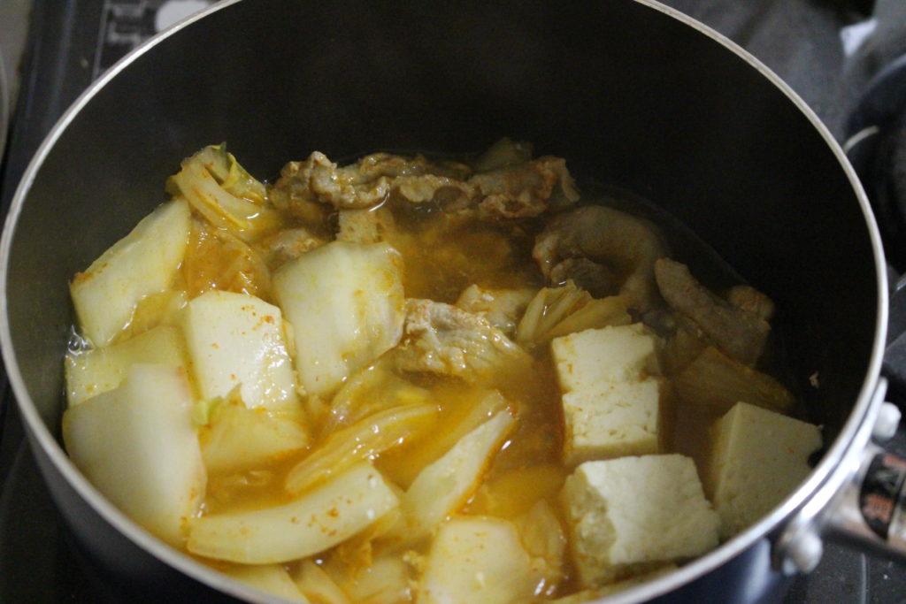 肉、豆腐、白菜の入った鍋