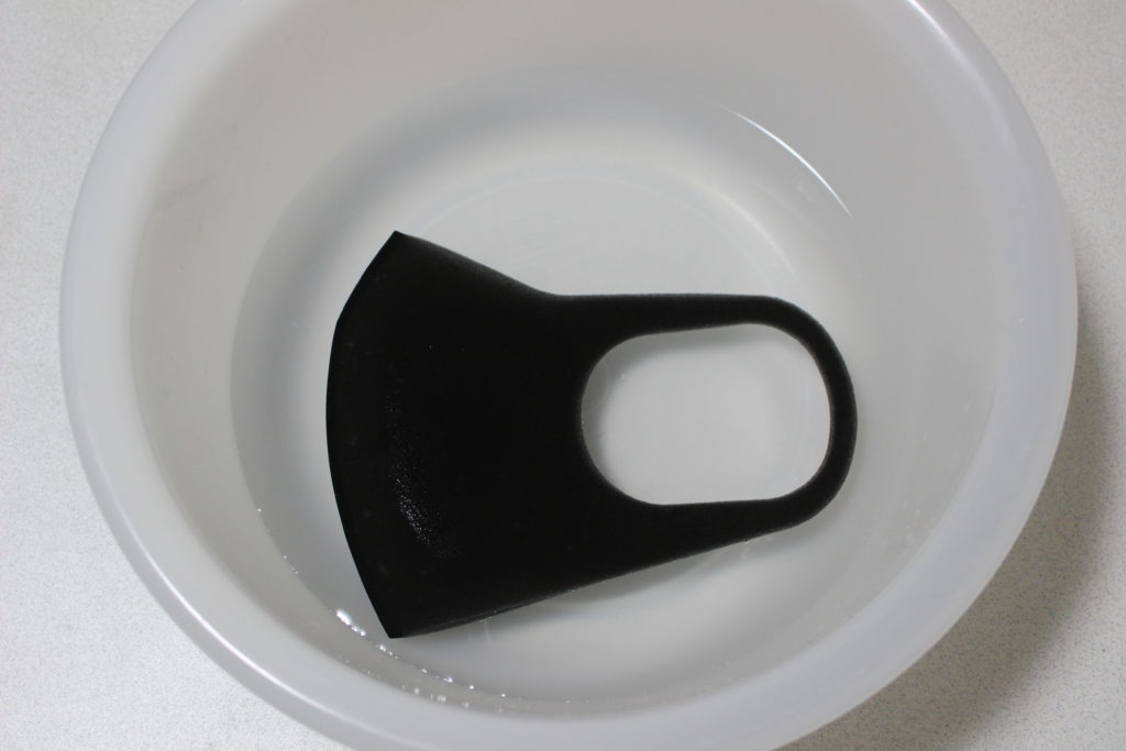 洗面器で水に漬けられたマスク