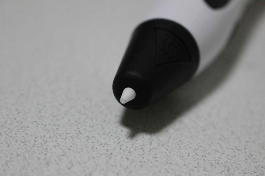 ペンの先端は白く、排出用の小さな穴が開いている
