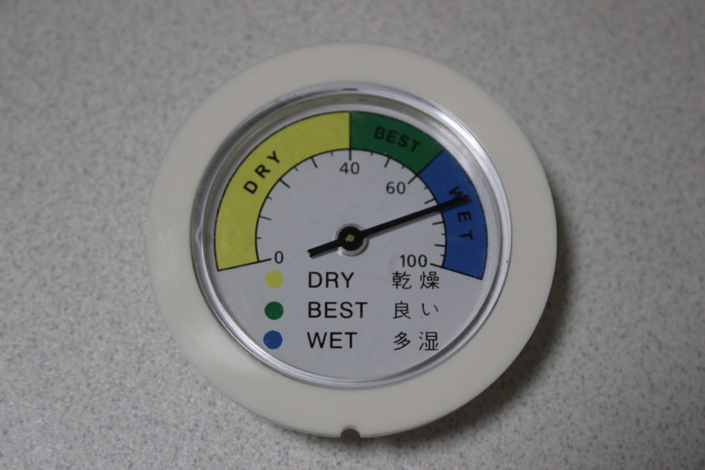 DRY、BEST、WETの三段階で色分けされた湿度計