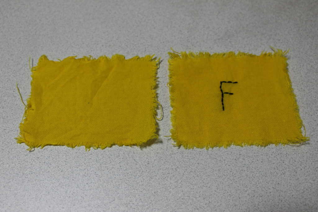 処理した布にはFの文字を刺繍