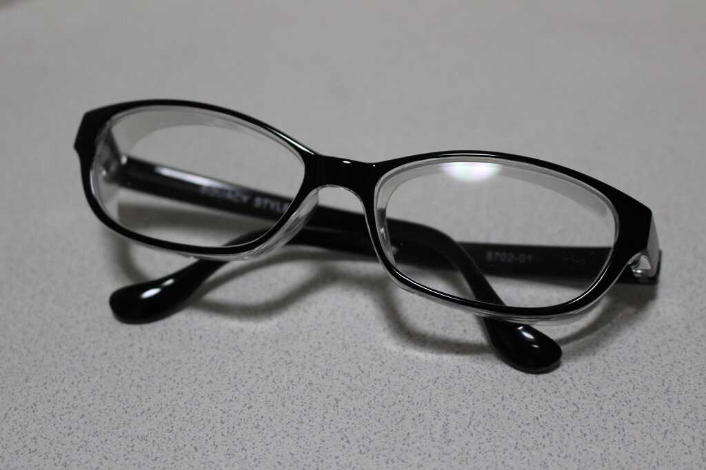 黒ぶちのメガネ