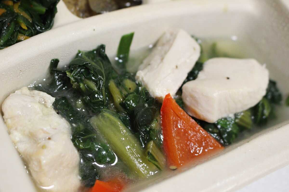 鶏肉と小松菜の中華仕立てアップ写真