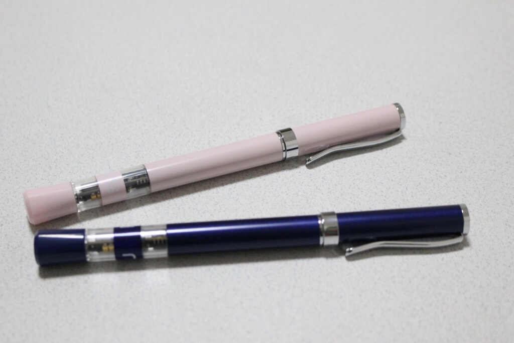 ライトピンクとダークブルーのペン